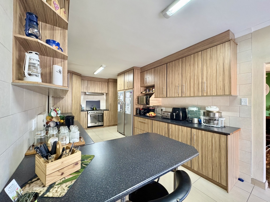 To Let 4 Bedroom Property for Rent in Protea Heights Western Cape